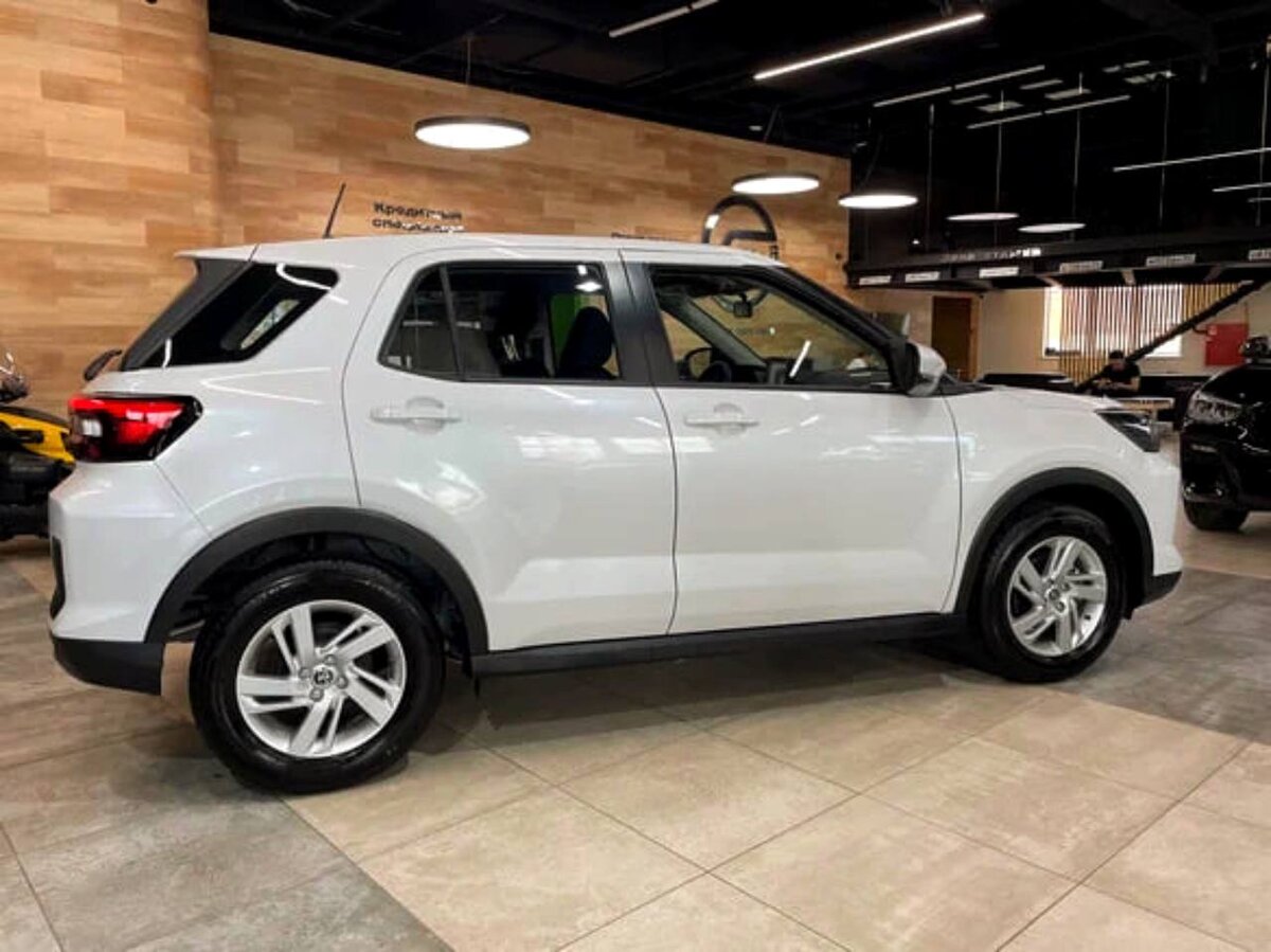 Боковая часть Toyota Raize. Фото с сайта - auto.ru