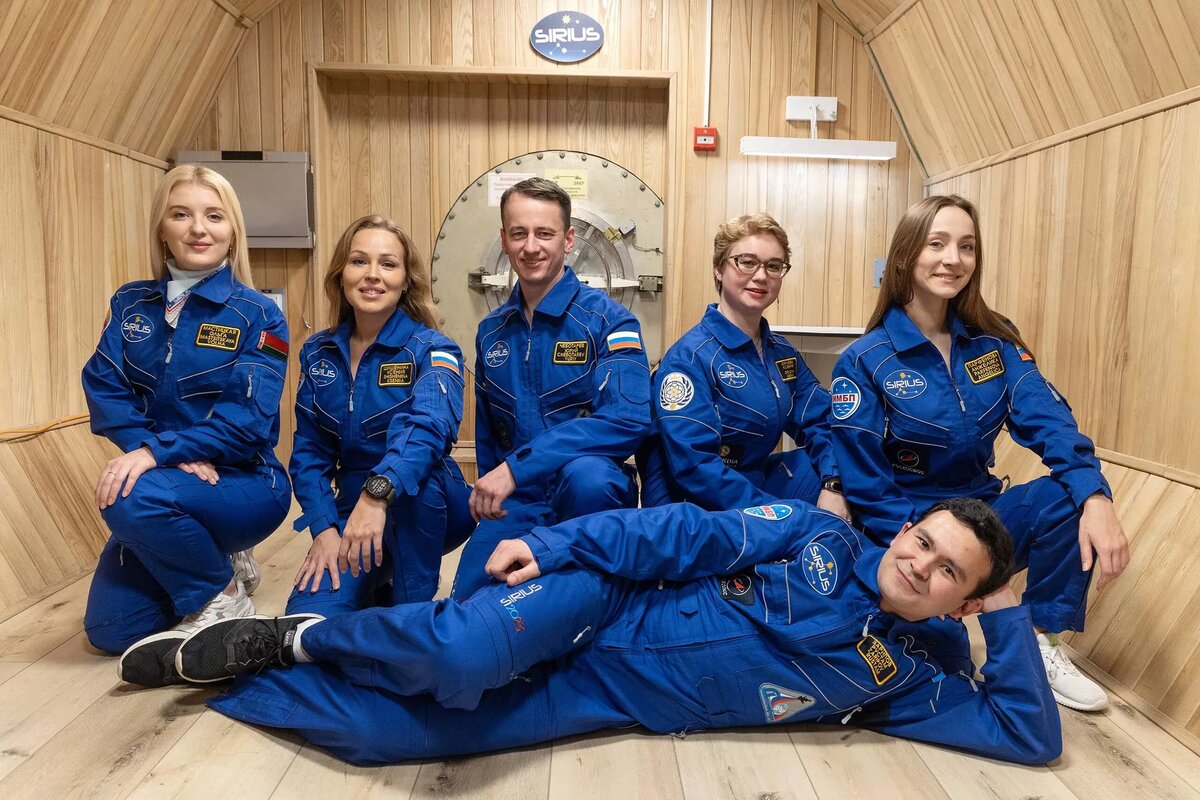 Основной состав экипажа годового изоляционного эксперимента SIRIUS-23: Юрий Чеботарев (Россия) - командир экипажа; Анжелика Парфенова (Россия) - бортинженер; Ксения Орлова (Россия, резидент государства Асгардия) - врач экипажа; Ольга Мастицкая (Беларусь) - исследователь; Ксения Шишенина (Россия) - исследователь; Рустам Зарипов (Россия) - исследователь © Международный проект SIRIUS