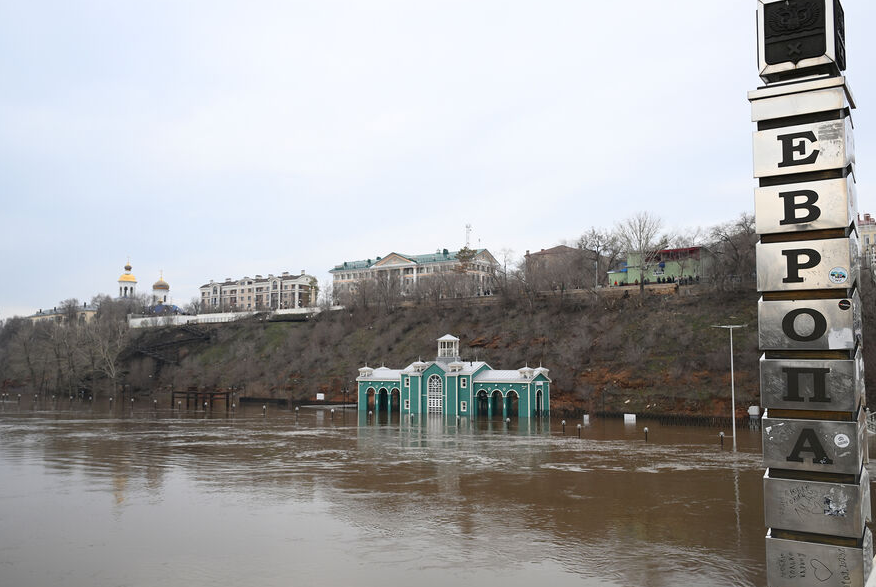Затопленная набережная в Оренбурге. Фото сделано с пешеходного моста "Европа-Азия" © РИА