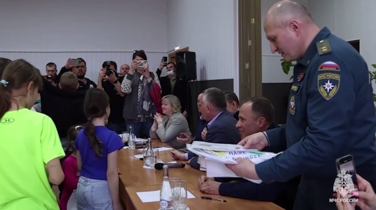    Глава МЧС России Александр Куренков посетил пункт временного размещения в Орске Кристина Просвиркина