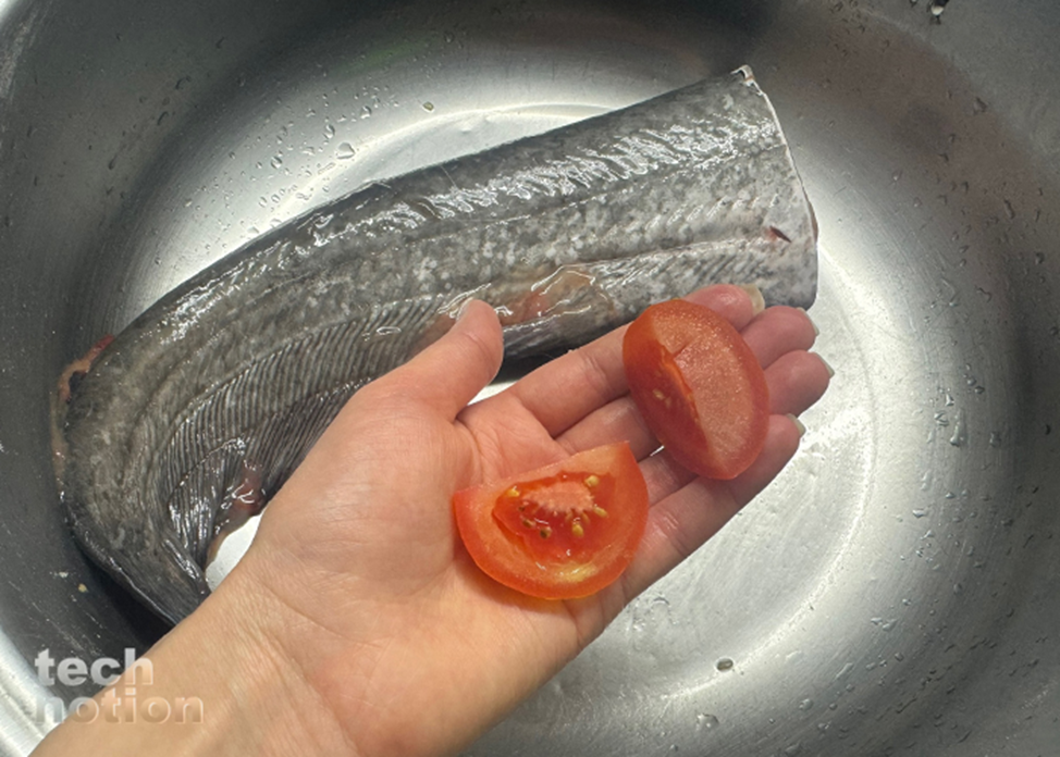 Чтобы убрать запах рыбы с рук, потрите их помидором / Изображение: дзен-канал technotion