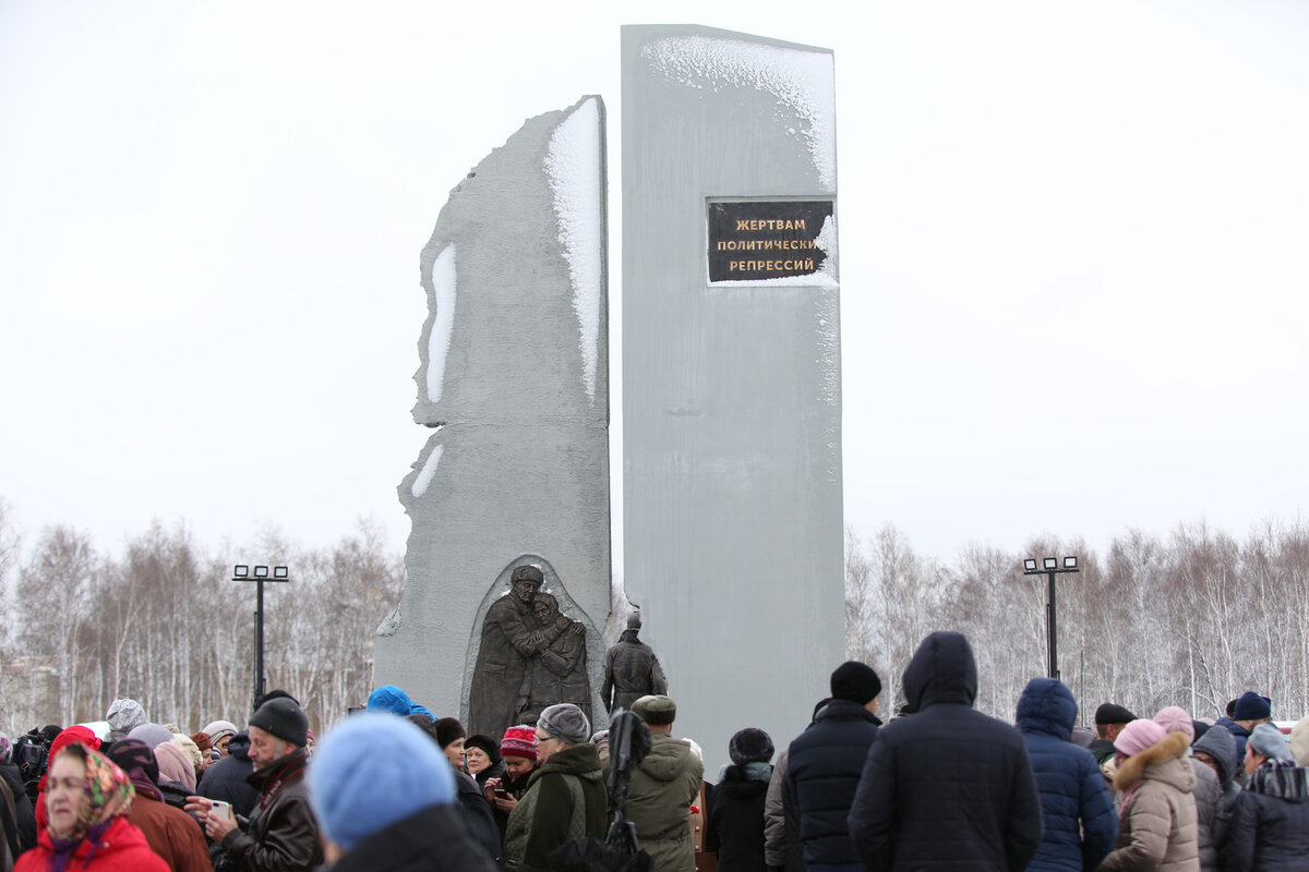 СК в Сургуте не рассматривает заявления местных жителей, избитых  полицейскими за возложение цветов в память об Алексее Навальном |  Общественный вердикт | Дзен