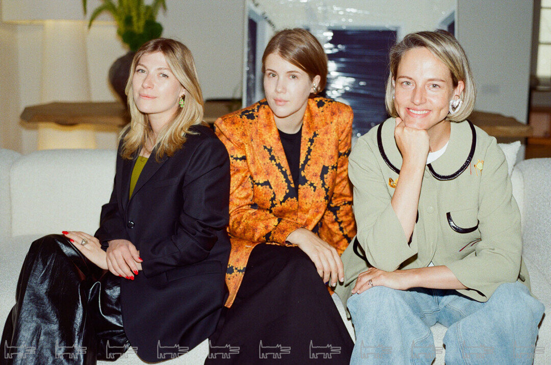    Софья Симакова, Анна Наумова и Александра Лекомцева (на фото в луках петербургского бренда Ola Ola) строят рынок предметного дизайна в России Фото: Саша Мадемуазель