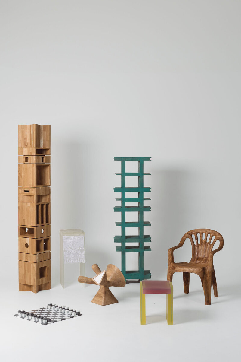    К выставке Sample Design Fair в мастерских «Своды» Дома культуры «ГЭС-2» представители 12 архитектурных бюро сделали своими руками прототипы, которые могут быть запущены в производство лимитированным тиражом. Бюро Saga придумали табурет-леденец, «Хора» — супрематические шахматы, а SKNYPL — стеллаж-конструктор. Фото: Архивы пресс-служб