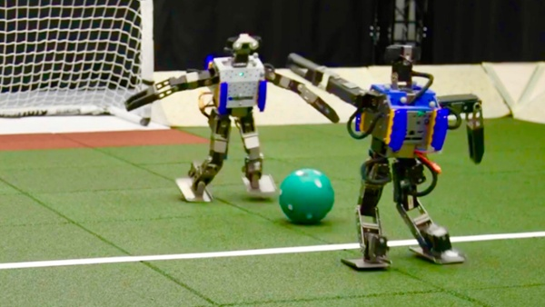 Ученые Google DeepMind обучили своих миниатюрных роботов Robotis OP3 играть в футбол с помощью техники, называемой "глубоким обучением с подкреплением".  (Изображение предоставлено: Google Deepmind).