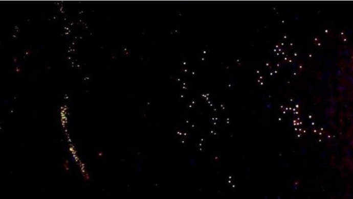 Земли не видно, что означает, что камера направлена в сторону открытого космоса. Возникает вопрос где находятся эти НЛО. Насколько далеко они от нашей планеты. Находятся ли они на высокой орбите в верхних слоях атмосферы Земли, там где летает МКС или же они группируются за пределами Земли, но на небольшом от нее расстоянии раз их фиксирует установленная на станции камера. Но, что находится в центре? Планета? Гигантский корабль?