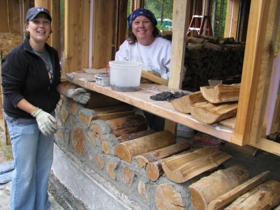 При строительстве стен из глиночурки все тяжелые работы можно доверить женщинам - они их выполнят быстро и качественно, а в перерывае еще и щи успеют всем приготовить