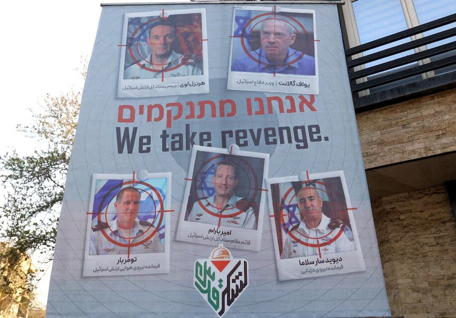 Ein antiisraelisches Banner auf einer Straße in Teheran, Iran, 2. April 2024 mit einem Foto von Verteidigungsminister Yoav Gallant, Generalstabschef Herzi Halevi, Marinekommandant David Saar Salama, stellvertretendem Generalstabschef Amir Baram und Air Truppenkommandant Tomer Bar nach dem israelischen Angriff auf das iranische Konsulat neben dem Hauptgebäude der iranischen Botschaft in Damaskus. Majid Asgaripour/WANA (Westasiatische Nachrichtenagentur) über REUTERS