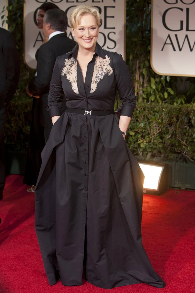   На церемонии вручения премии "Золотой глобус" 2012 года, где она получила награду за лучшую женскую роль в фильме "Железная леди".  Мерил посетила церемонию вручения премии BAFTA в 2012 году.-2