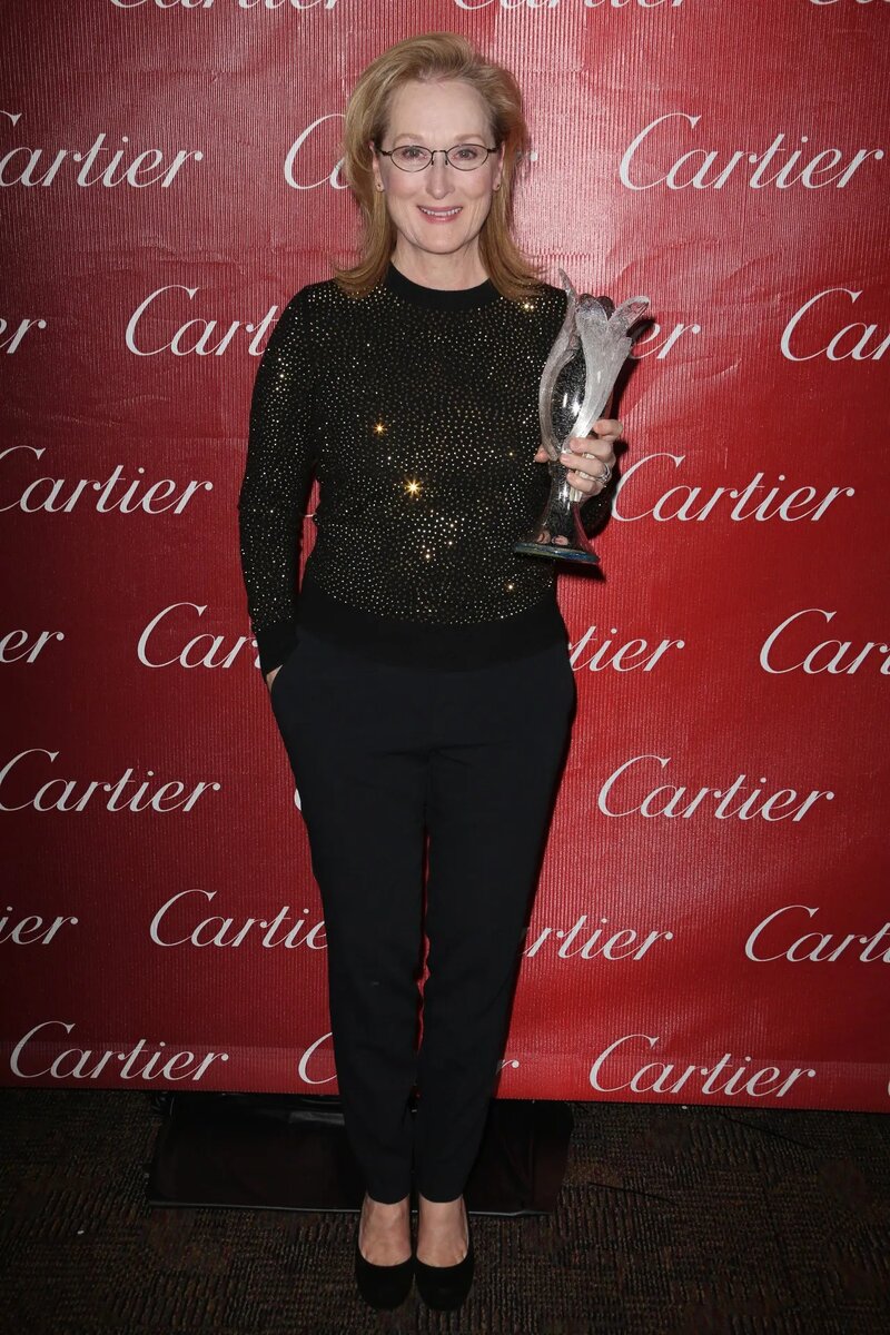   На церемонии вручения премии "Золотой глобус" 2012 года, где она получила награду за лучшую женскую роль в фильме "Железная леди".  Мерил посетила церемонию вручения премии BAFTA в 2012 году.-7