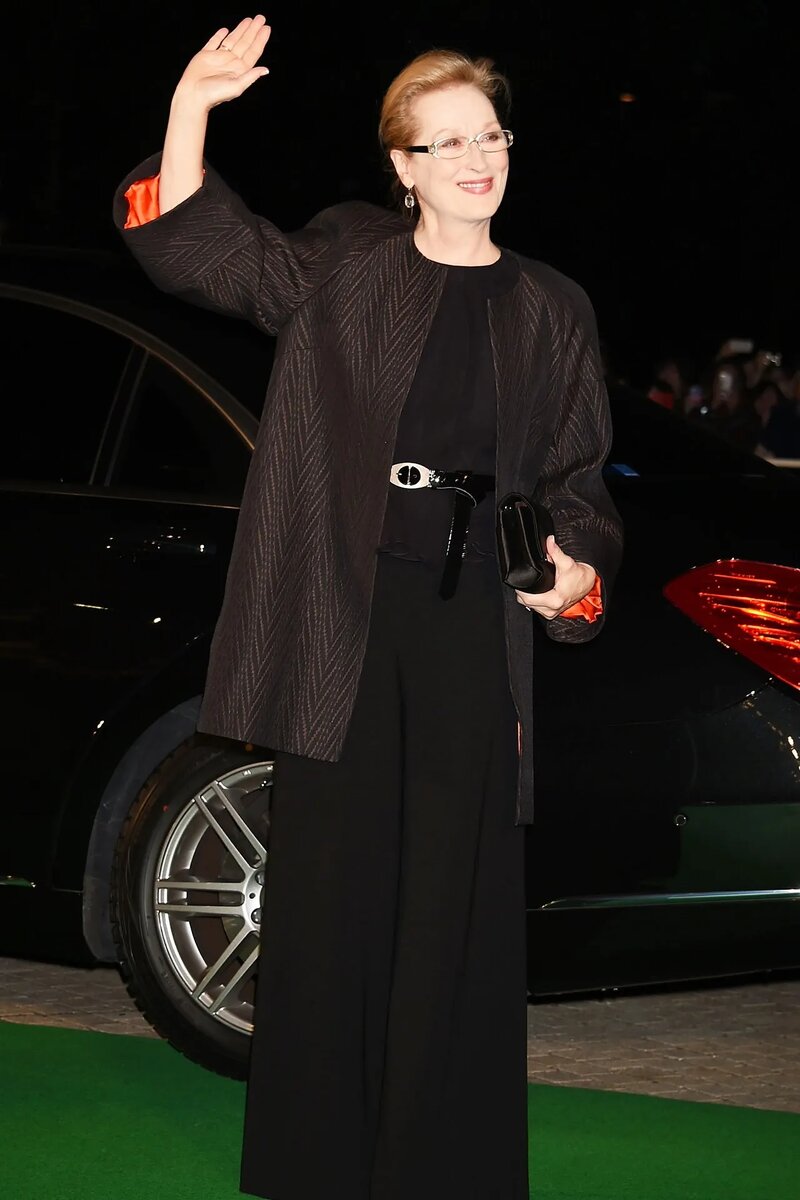   На церемонии вручения премии "Золотой глобус" 2012 года, где она получила награду за лучшую женскую роль в фильме "Железная леди".  Мерил посетила церемонию вручения премии BAFTA в 2012 году.-16