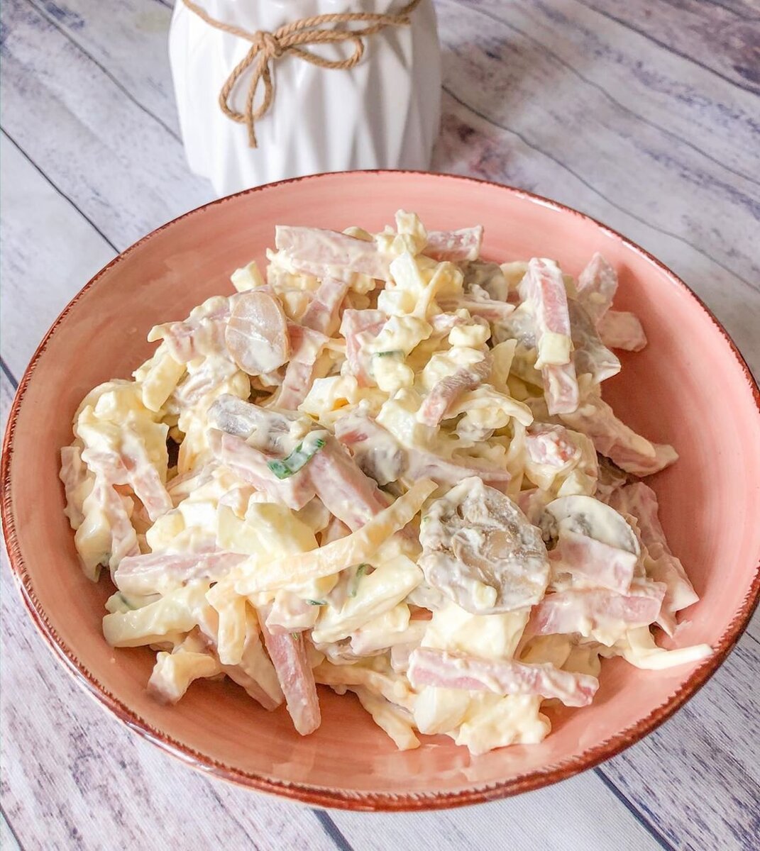 Салат с ветчиной. Салат с ветчиной и грибами и сыром. Салат с шампиньонами и ветчиной. Салат с ветчиной и грибами жареными.