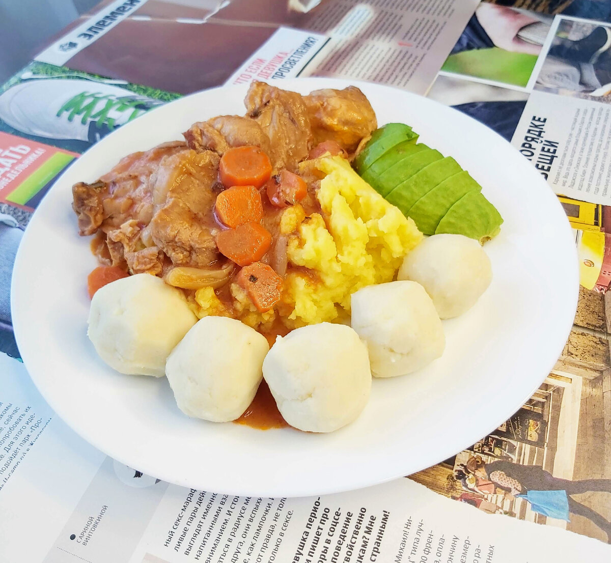 Маафе с картофельным пюре и шариками из ямса