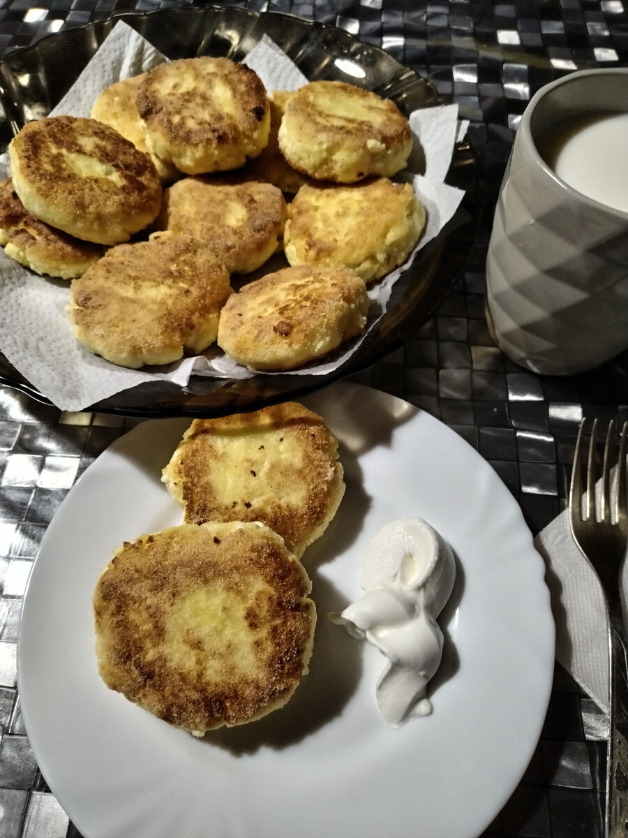 На завтрак вчерашние сырники и кофе.