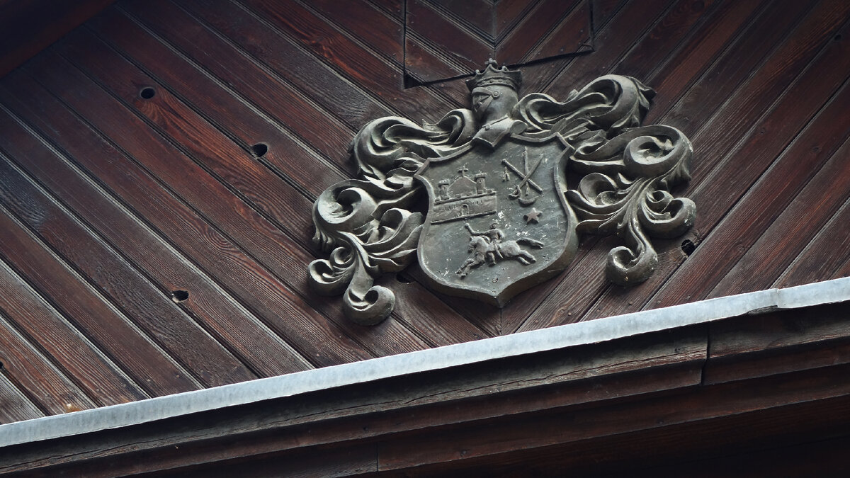 Фамильный герб Бурсаков на фронтоне усадьбы.