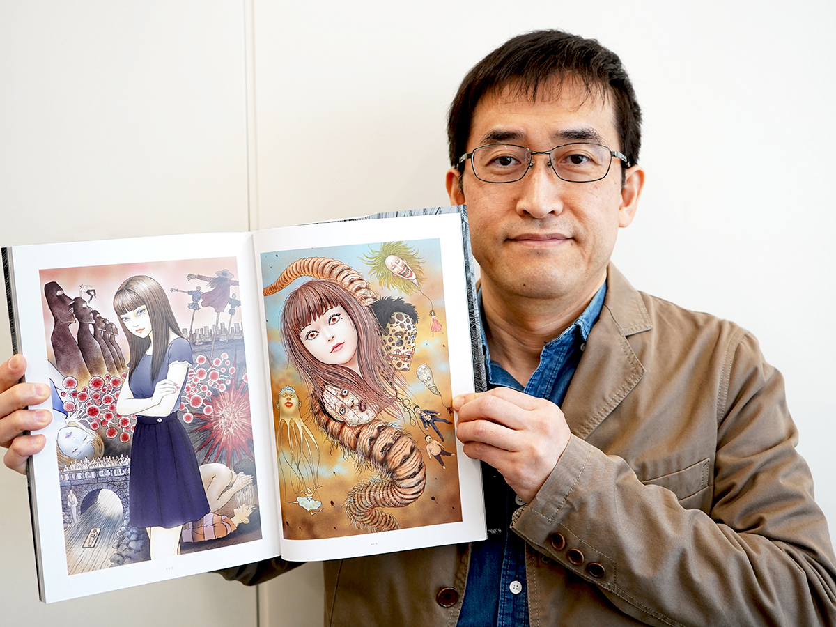 Дзюндзи Ито и его первый артбук (фото Grape Japan)