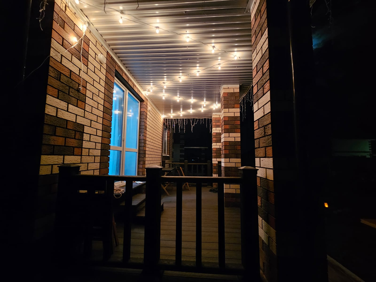 Очень бюджетное и приятное глазу украшение террасы. Вдобавок ещё и светит хорошо