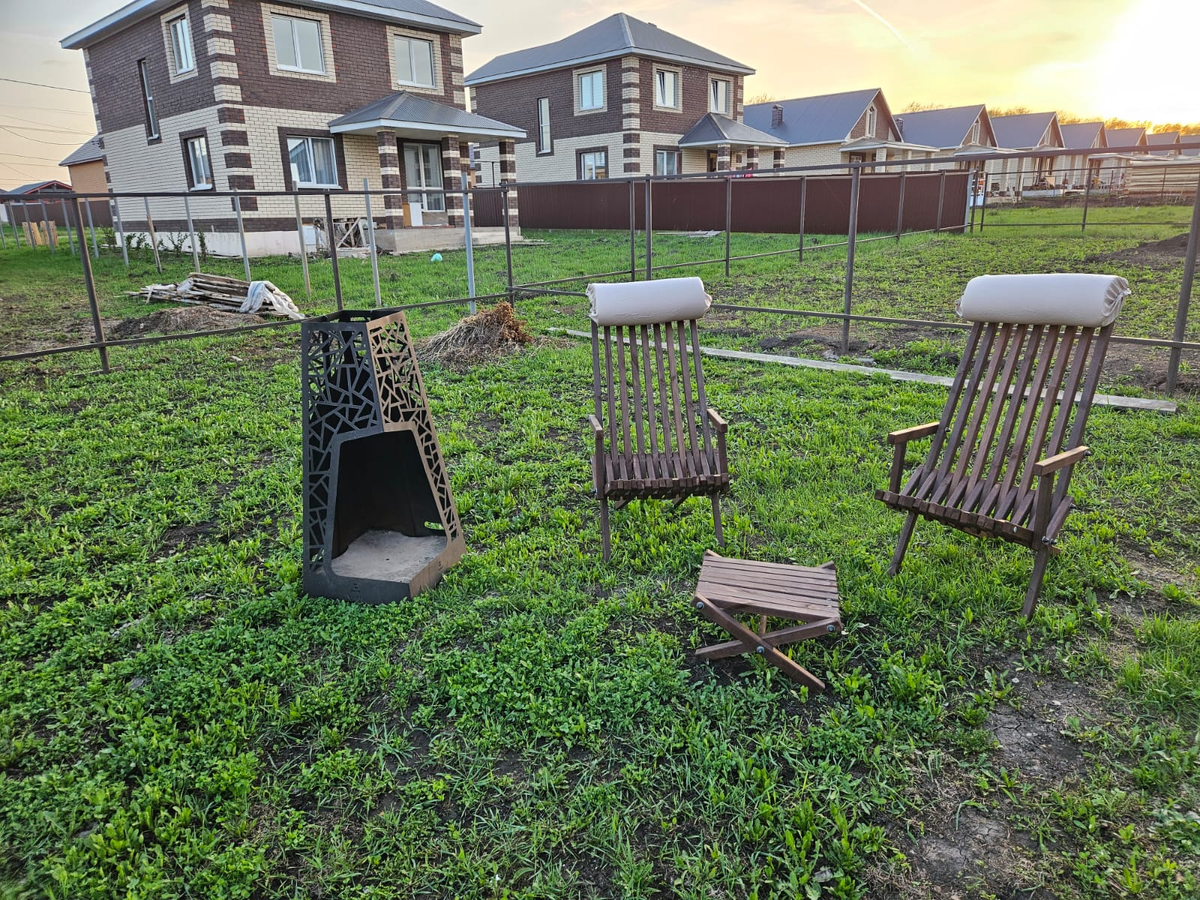 Забора нет, зато шезлонги и костровая чаша есть)))