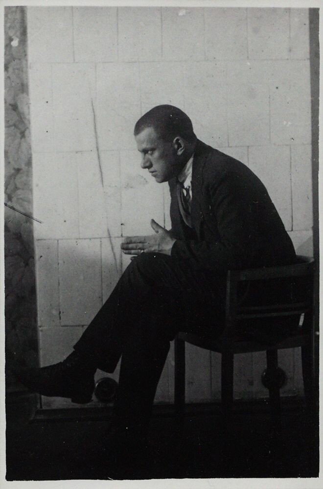 (Владимир Владимирович сидит) 