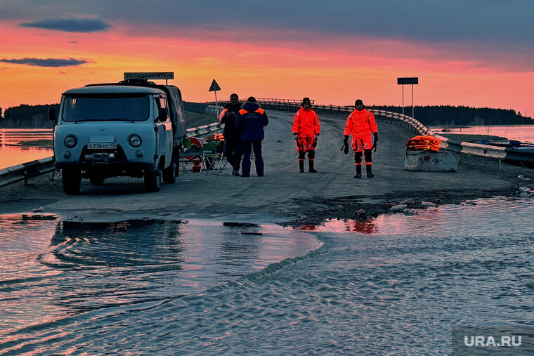 Вода приходит обычно ночью, поделился личным опытом Владимир Якушев. На фото — обстановка у села Звериноголовское 