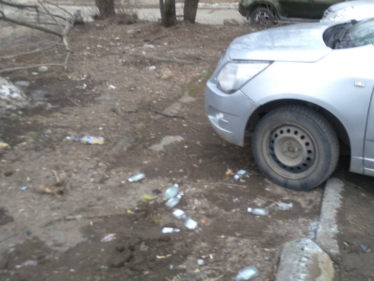 Автостоянка у дома. Некоторые водители ставят машину и перед тем, как идти домой ....