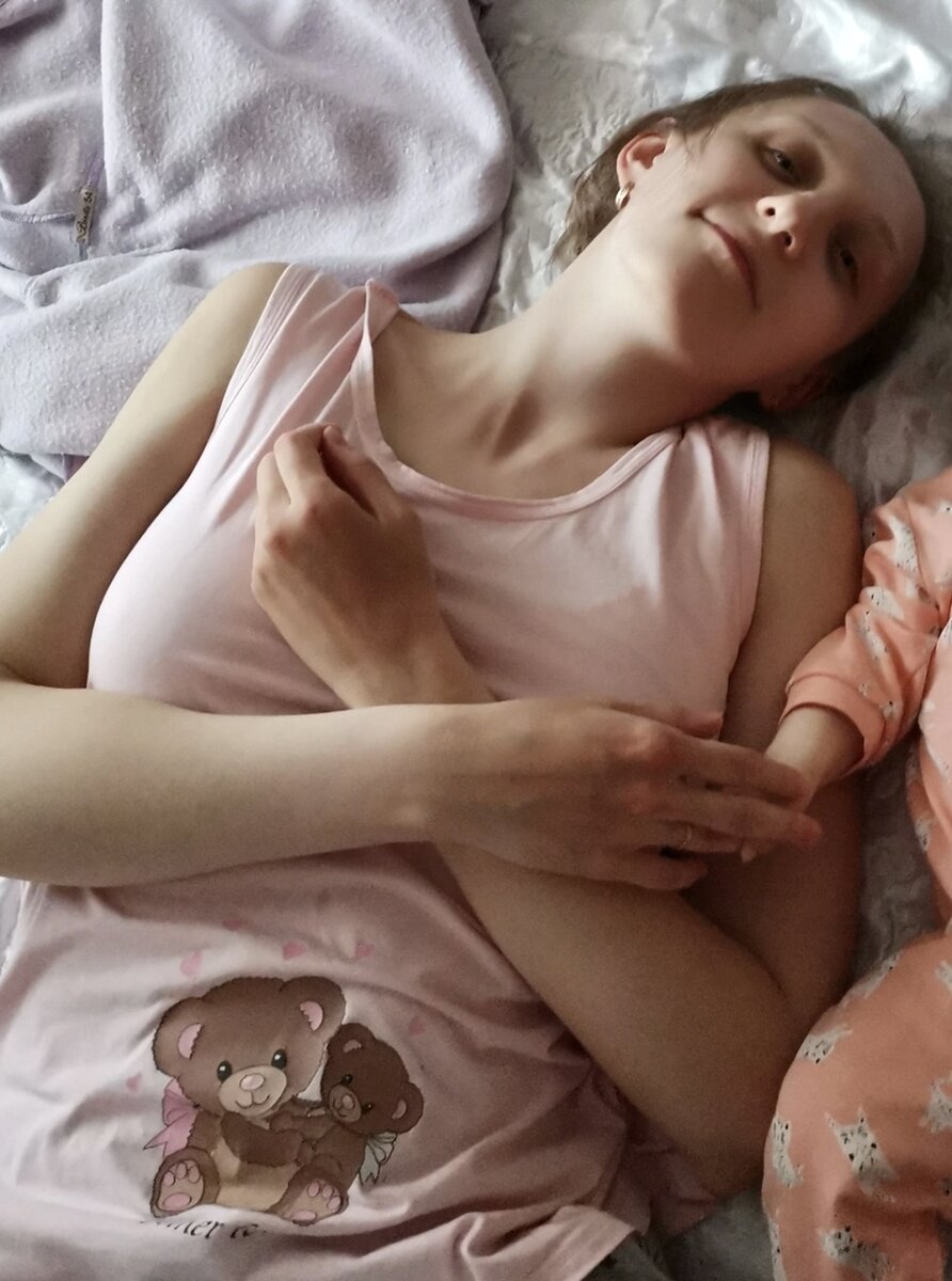 Одно из первых декретных фото, мешки как у совы, но это самый приличный вариант! Футболка опять же пока чистая😂👍