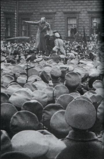 Федор Линде направляет солдат финского режима к Маринскому дворцу, резиденции Временного правительства, во время апрельского кризиса (4 мая 1917 г.).