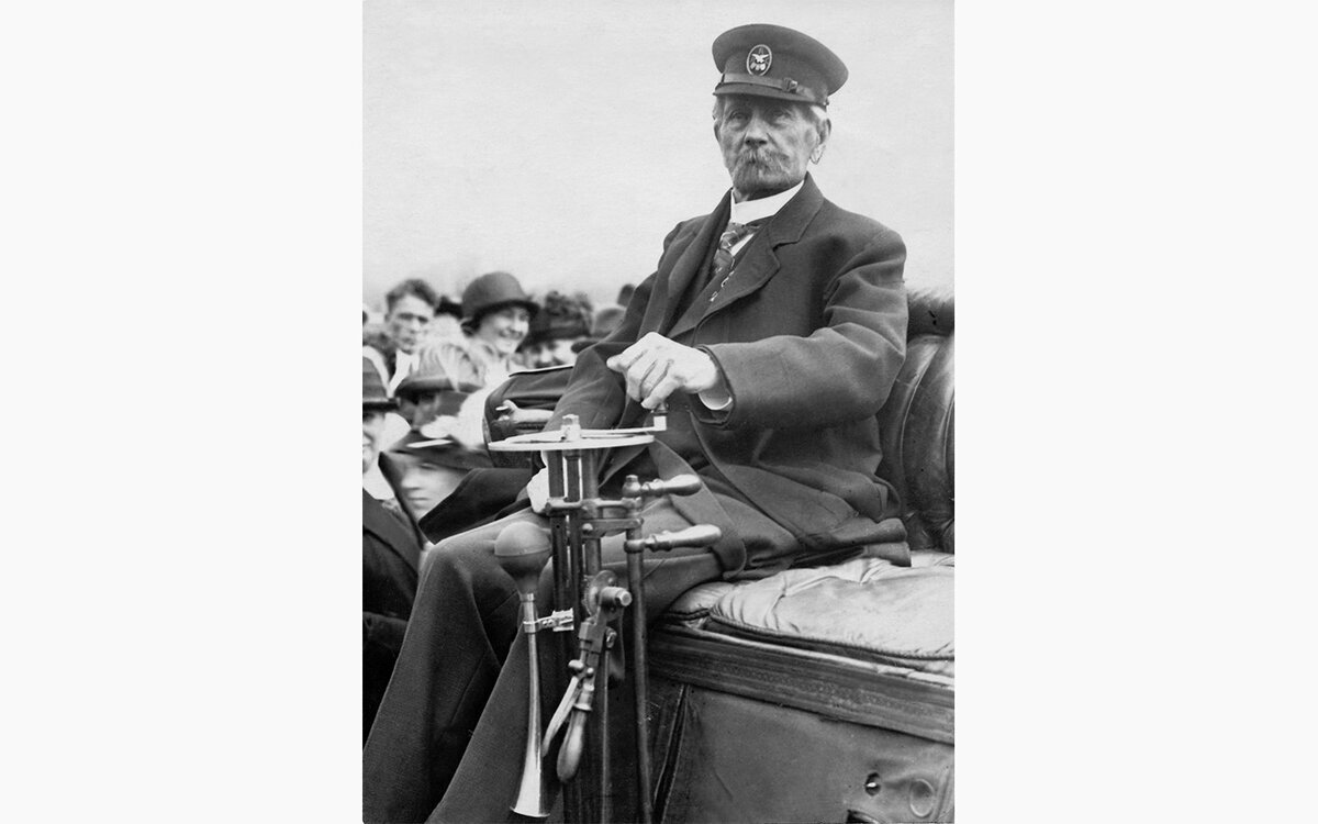 Scherl / Global Look Press📷Карл Фридрих Бенц на своем первом трехколесном автомобиле 1885 года