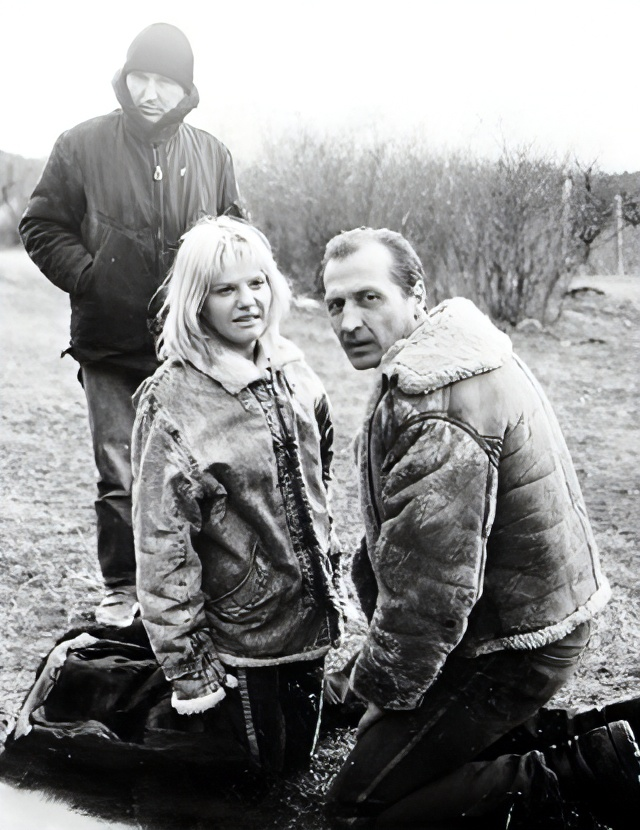 На съёмках фильма «Заложница» режиссёр Сергей Ашкенази пристально следил, чтобы Матуленис не позволил лишнего в отношениях с Александрой Захаровой 