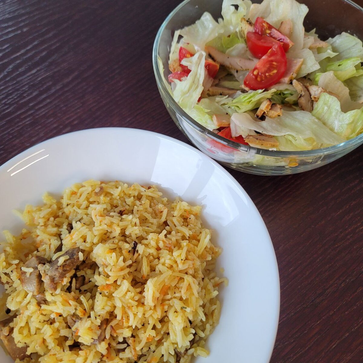 Остатки плова и салат из остатков курицы, которую я жарила на листиках магги где-то там на прошлой неделе.