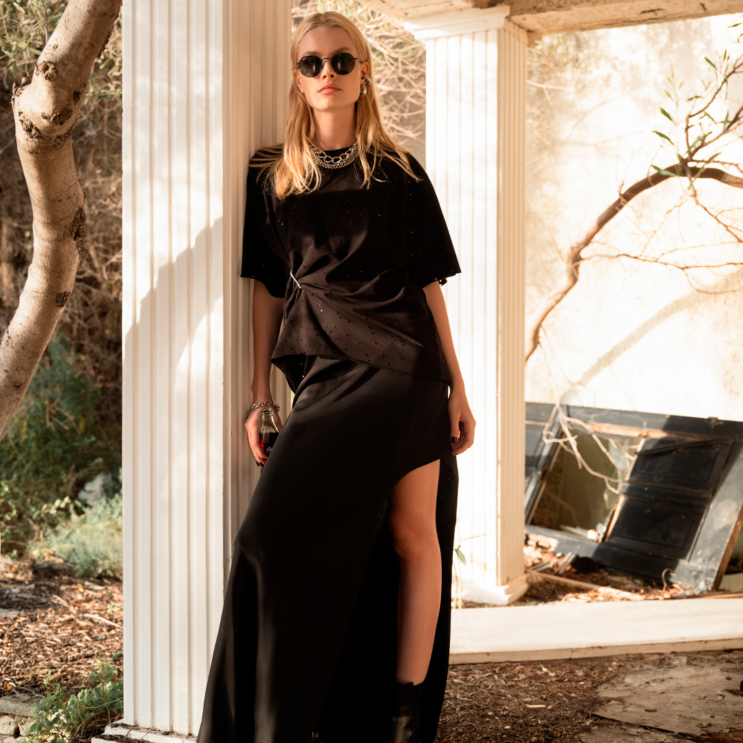 На фото юбка макси с вырезами и футболка REBEL от Nude Story