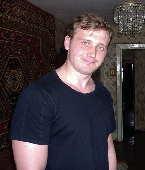 Это я из 1999 года. Бодро и свежо смотрю на себя старенького и травмированного и криво ухмыляюсь.