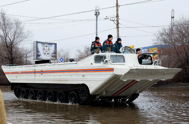 Начальство МЧС осматривает Орск