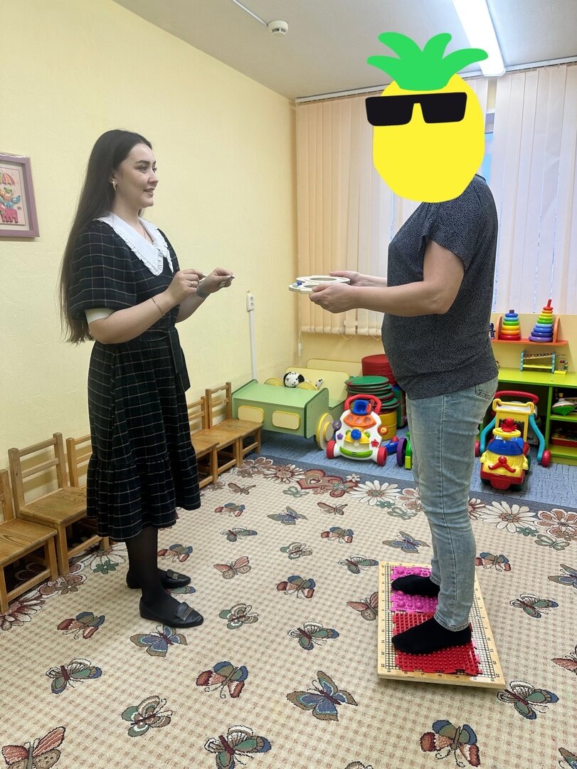 Выполнение упражнения с нейротренажером "Восьмерка"