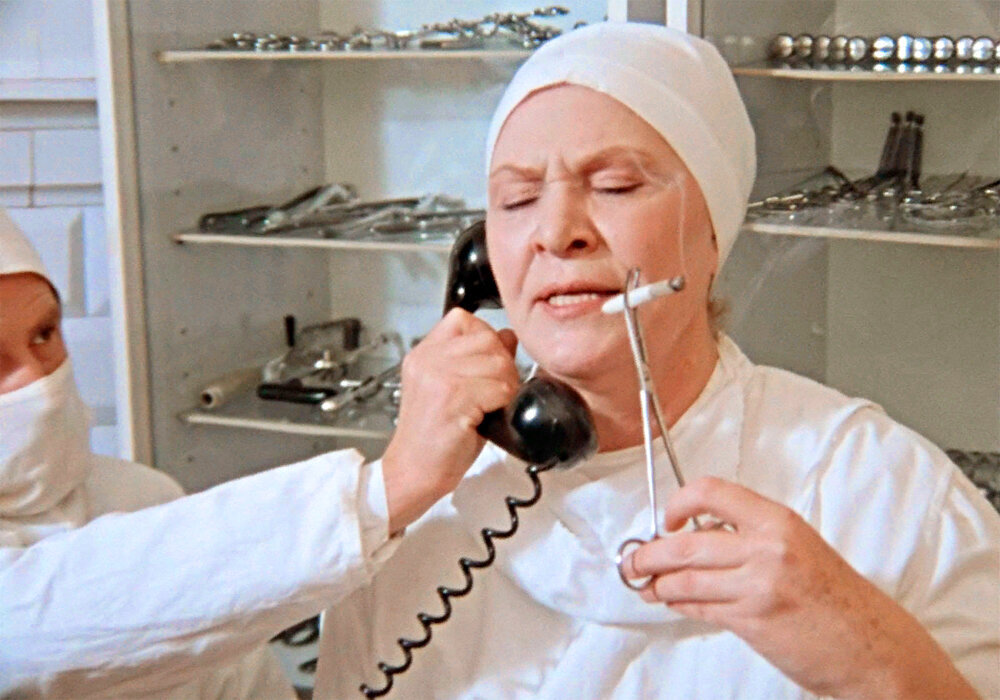 Наша Лиза курила, примерно, как Римма Маркова в "Покровских воротах".... Яндекс-фото