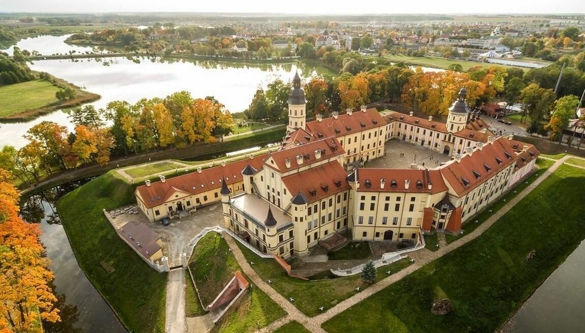 Несвижский дворцово-парковый комплекс – резиденция влиятельного белорусского родa Радзивиллов. Архитектура Несвижского замка, построенного в XVI веке, сочетает в себе черты барокко, классицизма, рококо, неоготики, модернизма. После масштабных восстановительных работ комплекс приобрел вид, приближенный к тому, каким он был в период расцвета династии Радзивиллов. Его роскошные залы, живописные парки, коллекции антиквариата и произведений искусства привлекают туристов со всего мира.