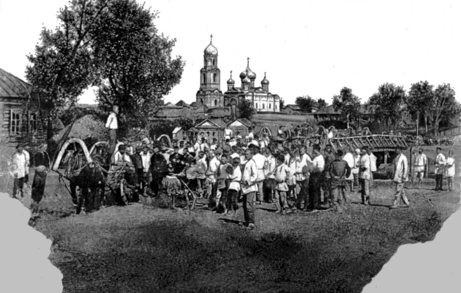 Православный праздник в Кочкурово на рубеже 19-20 веков. Мордва в нарядном одеянии. Храм позднее был разобран на кирпичи. Фото из архива настоятеля Кочкуровской церкви