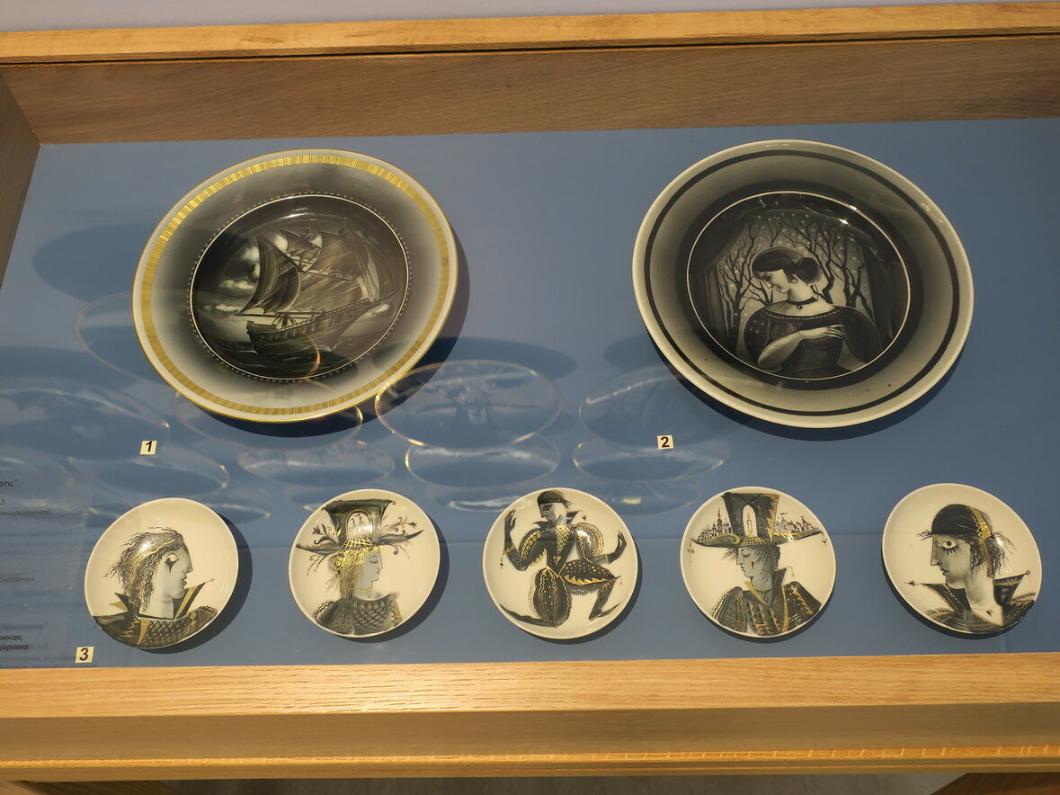 Фото из Музея авторского фарфора (Музея фарфора и шахмат) в Санкт-Петербург. 1917. Не знаю, как насчёт двух верхних тарелок, но нижний ряд - точно все работы А.В. Ларионова.