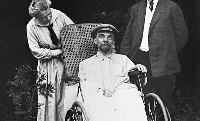 Ленин чувствовал себя смирившимся и не мог смириться с новой ситуацией, которая, несомненно, была для него обидной. 
