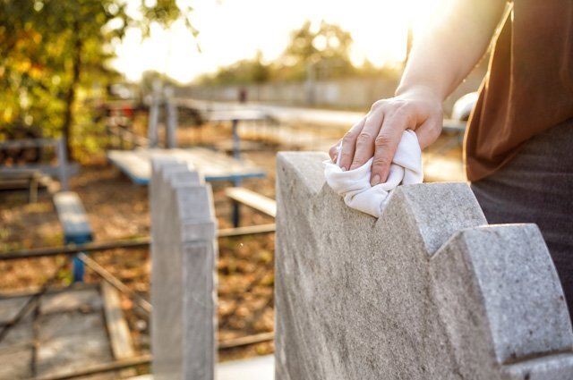    Можно ли прах умершего разделить на две урны и захоронить в разных местах?