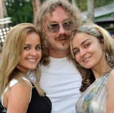 Супруга Юлия, Игорь Николаев и дочь -- дочь, которая постарше, Юлия Николаева