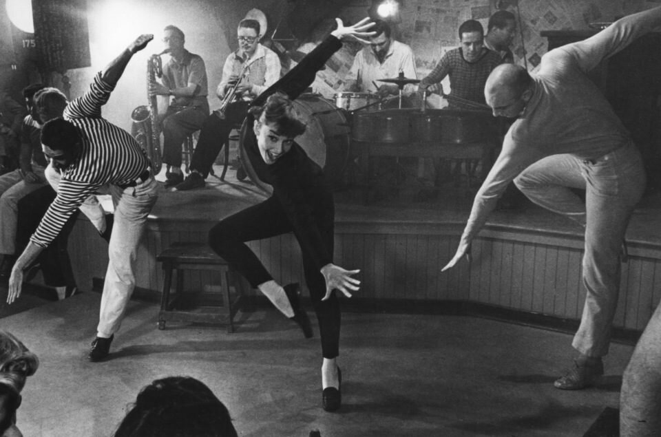 Кадр из фильма "Забавное личико" (1957).