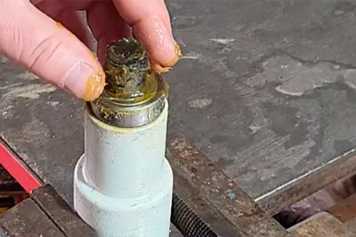 смазка подшипника при помощи пылесоса