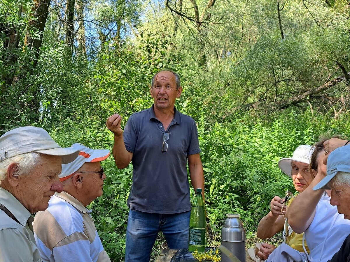 Виктор Небога рассказывает гостям «Зари» о проекте организации места отдыха вокруг родника 