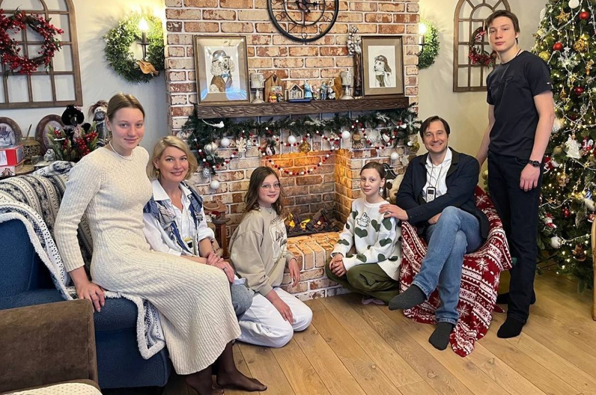    Дизайнер Ольга Парле (на фото вторая слева) с мужем всегда мечтали о большой семье и считали каждого ребёнка настоящим подарком судьбы.