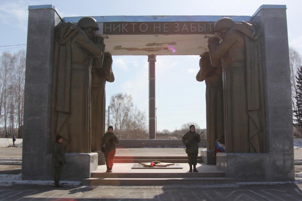 Вахту Памяти в День космонавтики несли бердские школьники | Бердск-Онлайн  СМИ | Дзен