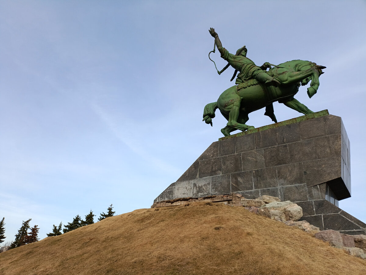 Скульптура национального героя Салавата Юлаева, расположенная на огромной скале, с видом на реку Белую