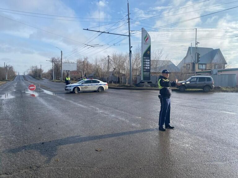    В Оренбурге по Донгузской из-за перелива воды через дорогу ограничено движение транспорта Марина Шарт