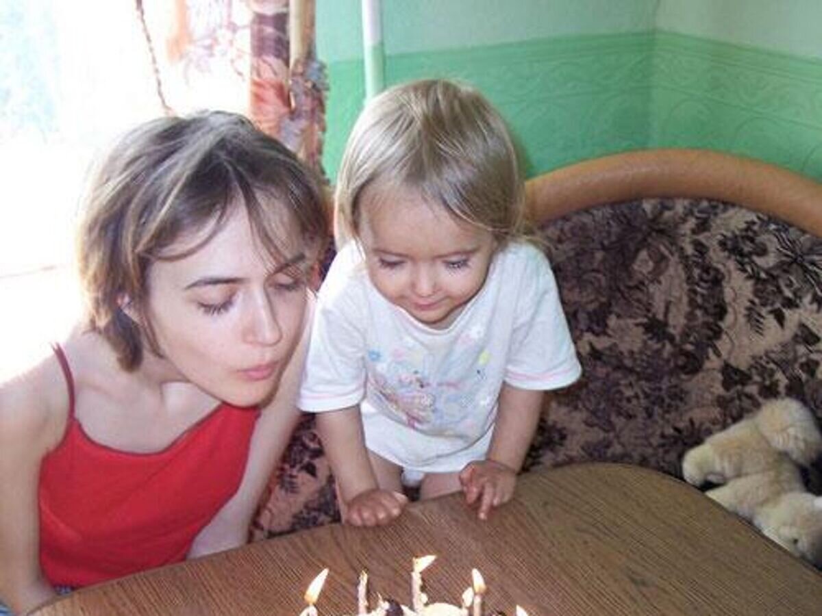    Антонина и Алиса на дне рождения Алисы 26.7.2006. Фотография, ставшая символом кампании в защиту АнтониныCC BY-SA 2.0 / Кирилл Мартынов* /