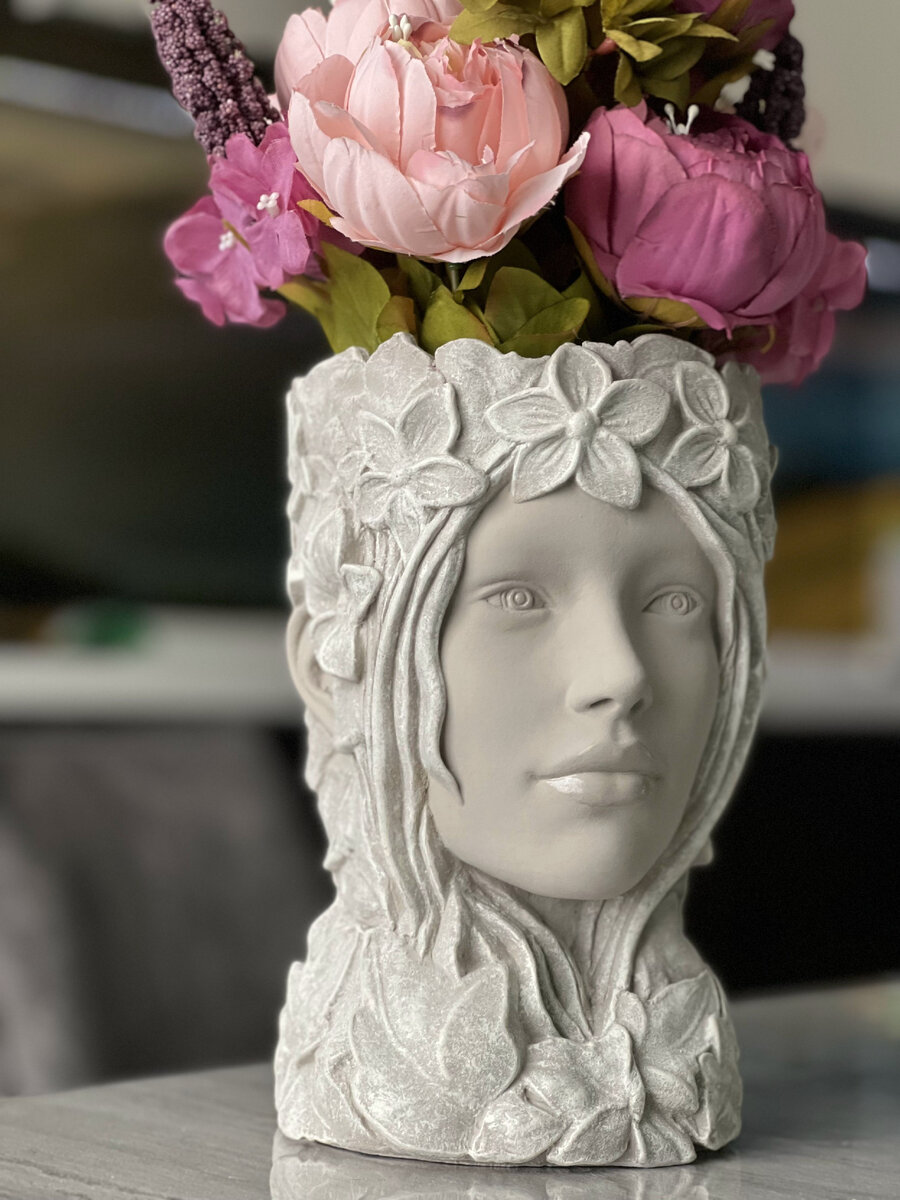 Они для нескучных интерьеров, которые точно сделают ваш дом или офис удивительным, так как они представляют собой НЕ простую интерьерную изюминку, а они еще привносят нотку волшебства в ваше пространство! Такая необычная ваза, на первый взгляд может показаться простым элементом декора, НО на самом деле, это определенный символ, имеющий важное значение в доме! В своё время, когда увлекались эзотерикой и нумерологией, мы и придумали наших Богинь. Мы создали их специально, в определенные особые лунные сутки (для активации нужных намерений и желаний), поэтому у каждой Богини есть своя энергетика, легенда и предназначение. Чтоб они, придя в дом к своим хозяевам, всегда приносили нужный заряд необходимой энергии для них и для исполнения их желаний. 